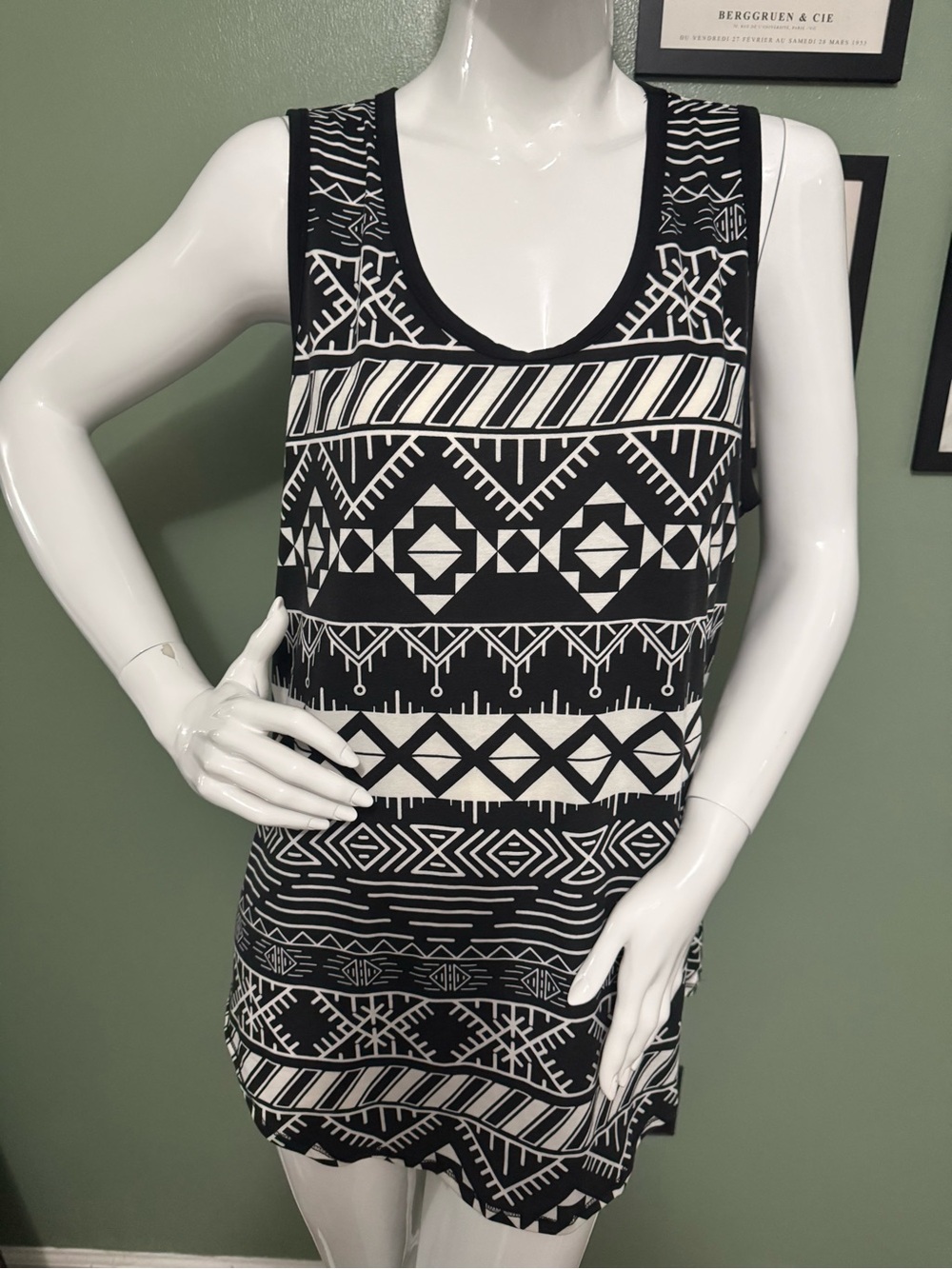 LuLaRoe Gray & White Geometric Top